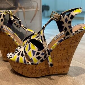 Steve Madden Yellow and Black Geometric Wedges